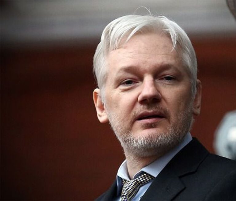 WikiLeaks tweete une pique antisémite à (((Critics))) dans Black Rim Glasses