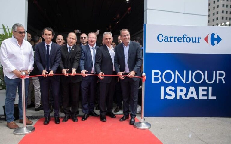 La chaîne de distribution française Carrefour ouvre 50 magasins à travers Israël, s'engageant à perturber les prix