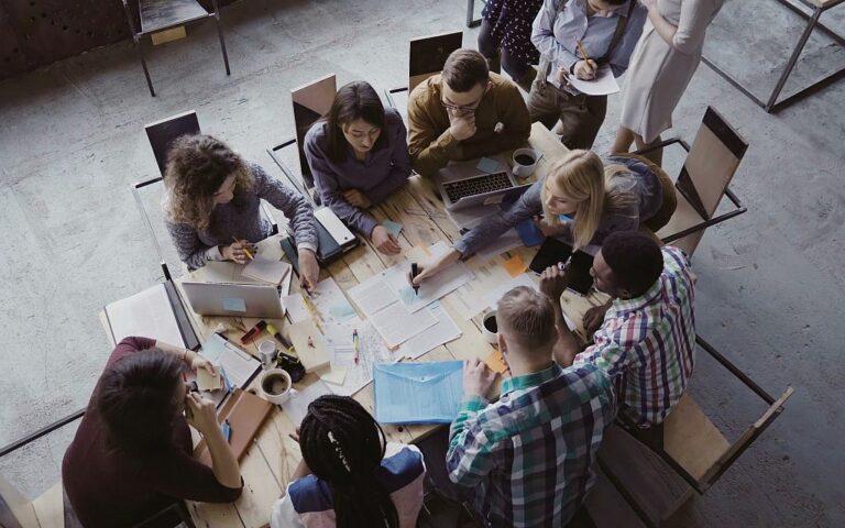 25% des entreprises technologiques prévoient des licenciements après que la demande de travailleurs a été réduite de moitié en 2022 – rapport