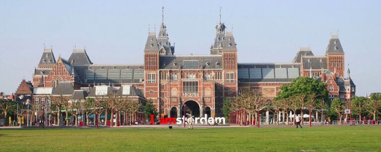 À la soirée de remise des diplômes, des adolescents néerlandais chantent à propos des Juifs brûlés