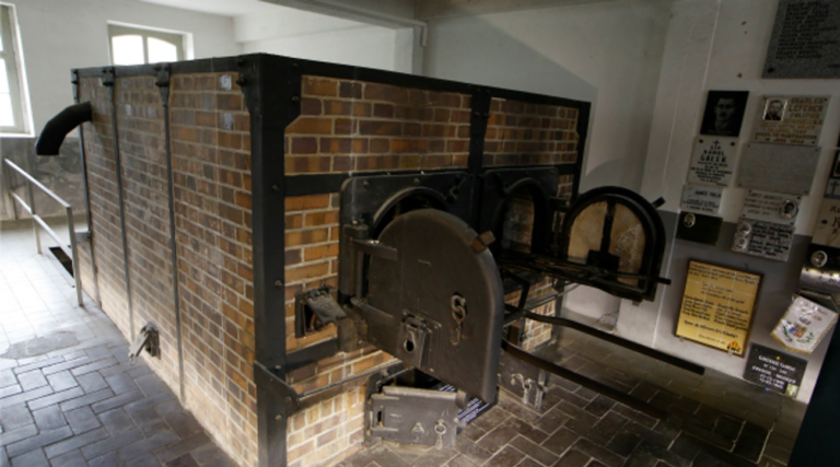 Croix gammées, "Hitler", graffiti sur l'ancien camp de concentration de Mauthausen