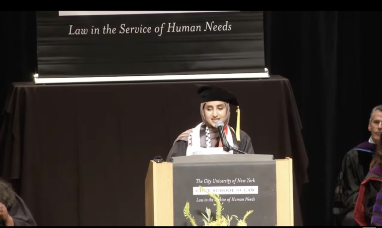 Le chancelier de la CUNY dénonce le discours de fin d'études de la faculté de droit anti-israélienne comme un "discours de haine"