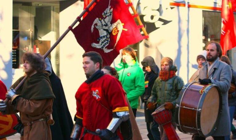 Les marcheurs lituaniens à croix gammée sont-ils vraiment des « fascistes » ?
