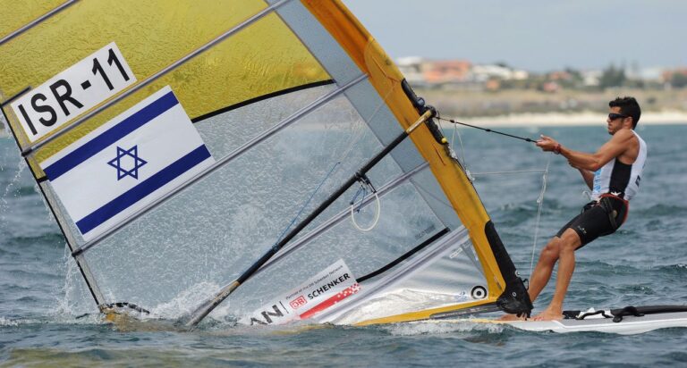 Les véliplanchistes israéliens abandonnent le tournoi mondial en Malaisie à cause du rabat du drapeau