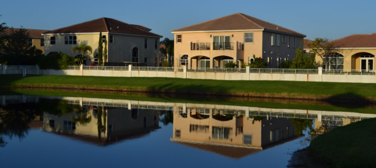 Messages antisémites laissés dans les boîtes aux lettres de l'enclave fermée de Floride