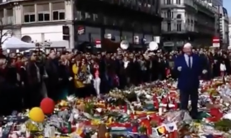 Regardez : Des Belges protègent le drapeau israélien au Mémorial des victimes du terrorisme de Bruxelles