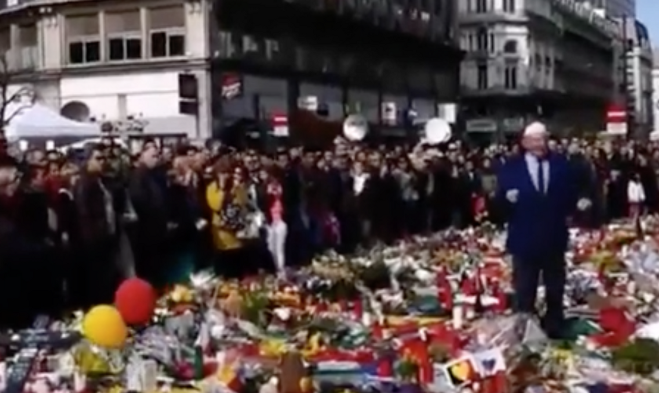 Regardez : Des Belges protègent le drapeau israélien au Mémorial des victimes du terrorisme de Bruxelles