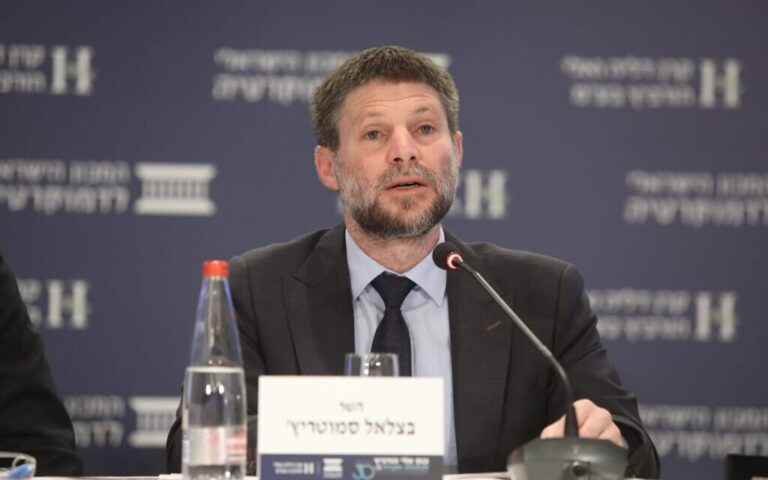 Smotrich cherche à taxer les gros profits des banques grâce aux hausses régulières des taux d'intérêt