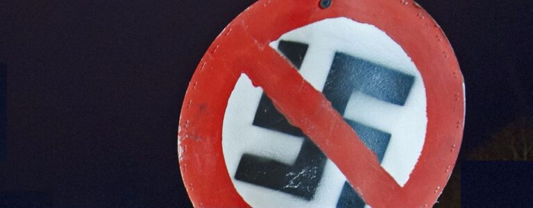 Une maison de Brooklyn vandalisée avec un graffiti "Hitler était un héros"