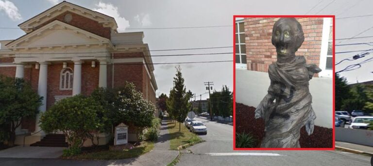 Une statue à l'extérieur de la synagogue de l'État de Washington défigurée par une croix gammée