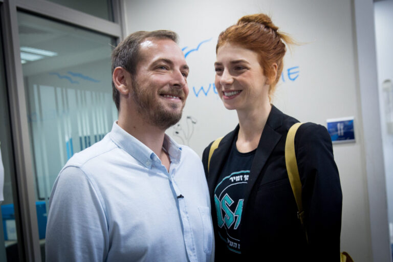 Asaf Zamir et Maya Wertheimer, d'éminents Israéliens rentrant chez eux après des années à New York, se sont mariés avec le maire de New York, Eric Adams