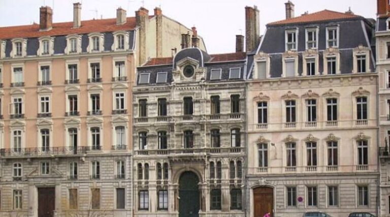 Des filles musulmanes arrêtées pour avoir comploté pour faire exploser une synagogue en France