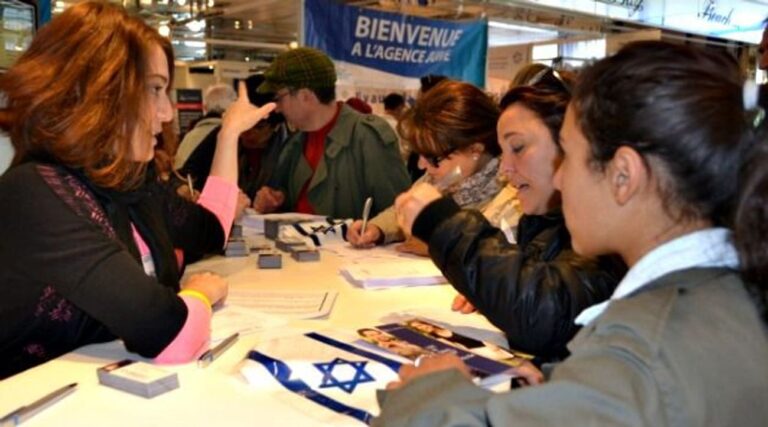 Des milliers de personnes assistent à la foire de l'Alyah à Paris au milieu d'une série d'incidents antisémites