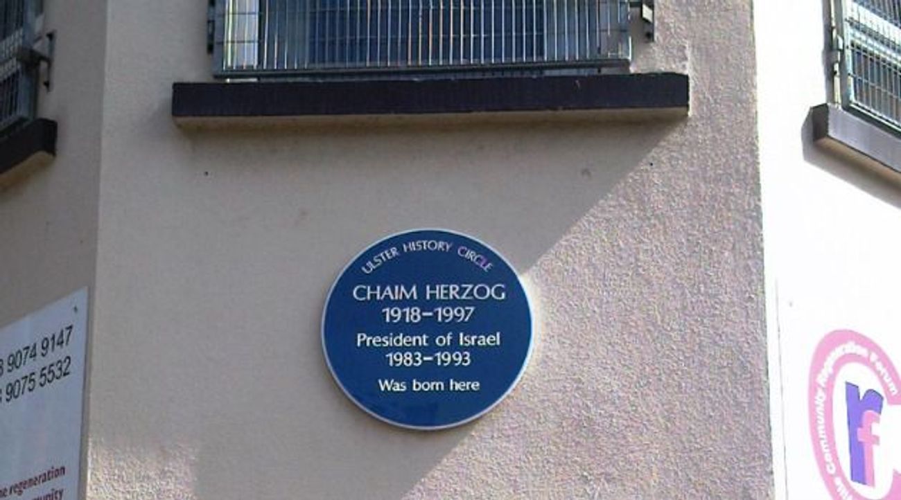 La plaque de Belfast marquant le lieu de naissance de Chaim Herzog retirée après des attaques antisémites