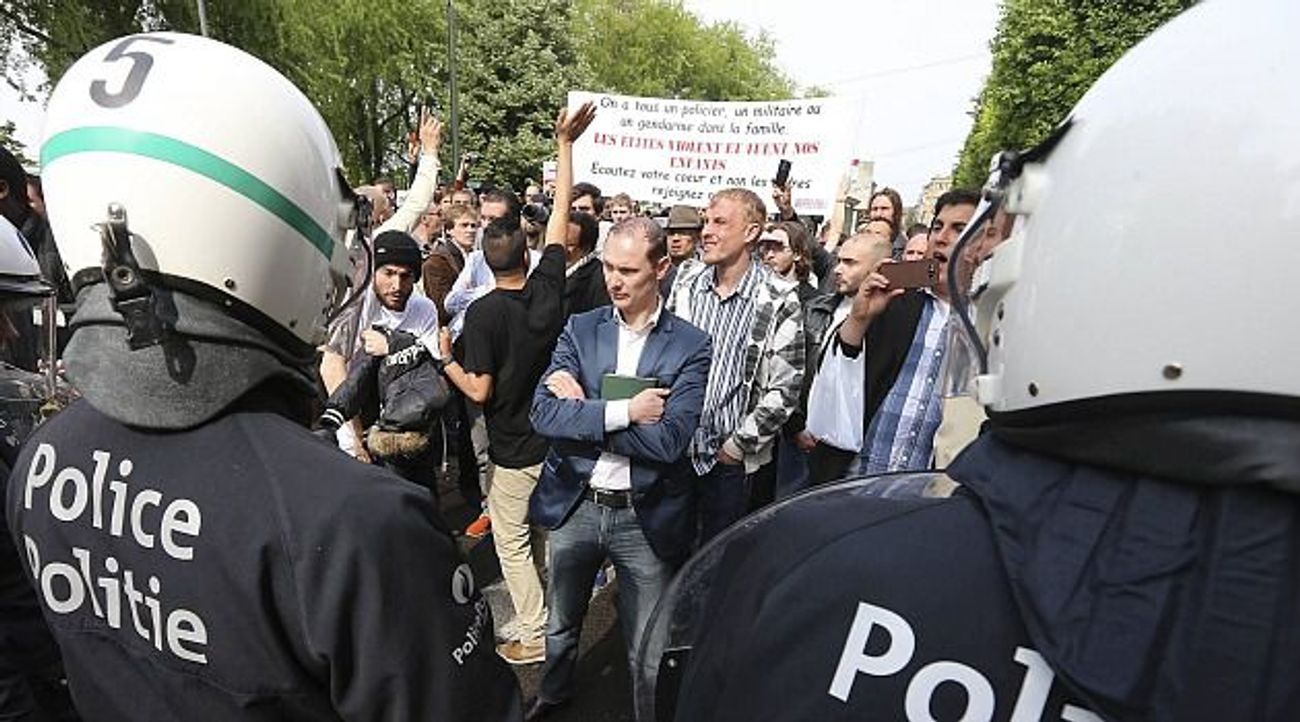 La police affronte des émeutiers lors du "sommet antisémite" de Belgique