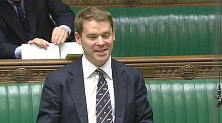 Le législateur britannique Aiden Burley démissionne pour une fête sur le thème des nazis