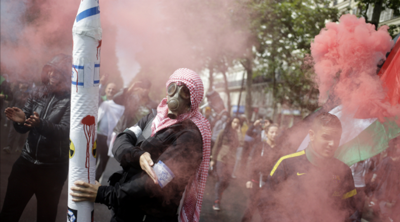Les juifs français ripostent aux foules anti-israéliennes dans les synagogues
