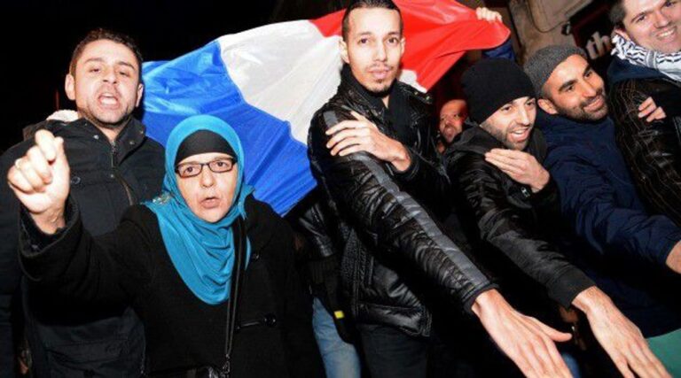 Un Français écope d'une amende de 1 300 $ pour avoir fait de la quenelle