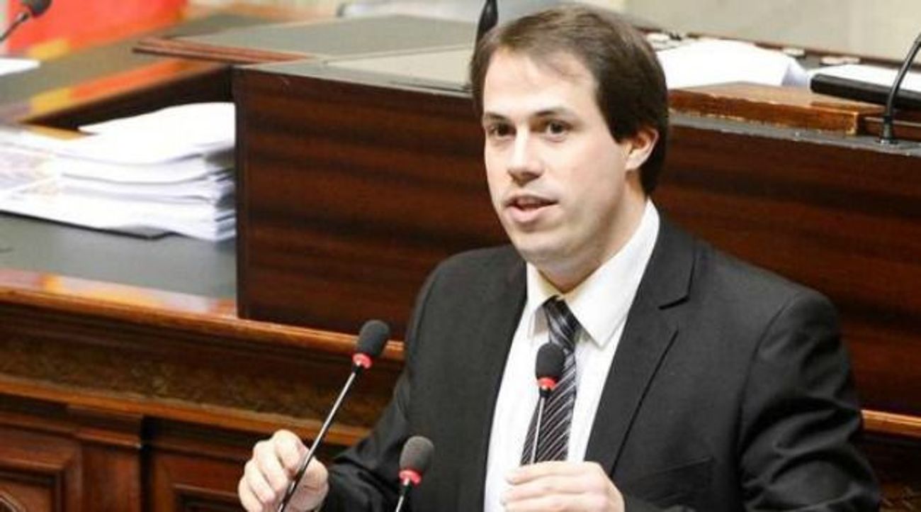 Un législateur belge exécute une quenelle antisémite au Parlement