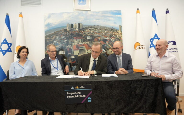 HSBC et Leumi vont fournir un financement de 1,1 milliard de dollars pour le tramway violet de Tel Aviv