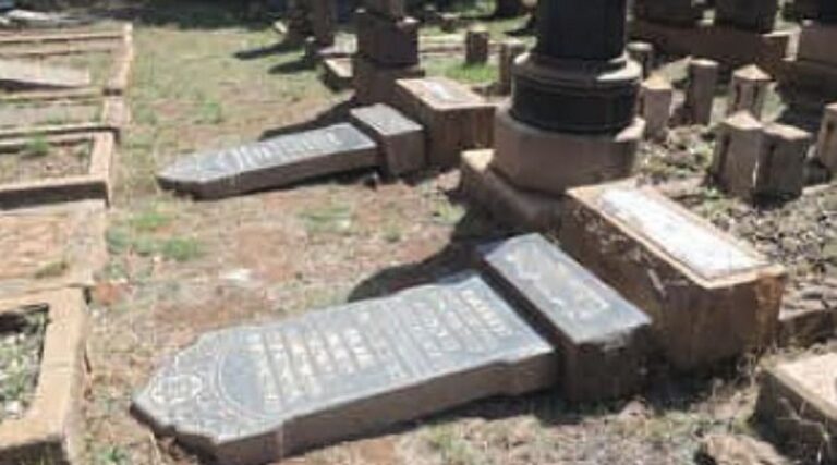 Des vandales antisémites saccagent 32 tombes au cimetière juif sud-africain