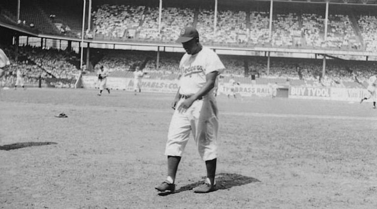 La statue de Jackie Robinson à Brooklyn entachée de croix gammée et d'insultes antisémites
