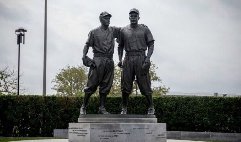 La statue de Jackie Robinson reconsacré après avoir été nettoyée des insultes antisémites