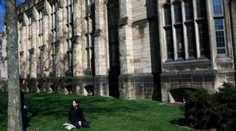 Le graffiti de la salle de bains de Yale met en garde contre l'incendie criminel d'un centre juif pendant Chavouot