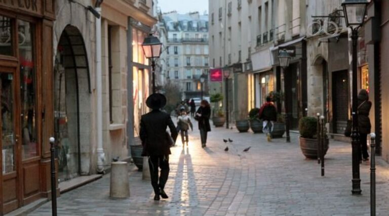 Le salut quasi-nazi gagne du terrain dans les médias français à connotation antisémite