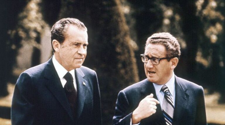 Richard Nixon dit que les Juifs devraient être "les Américains d'abord" sur les dernières bandes