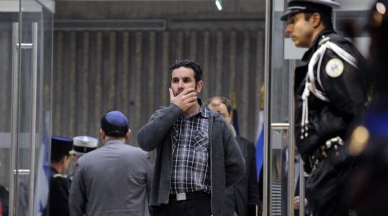 Une femme brandissant un couteau menace un étudiant juif à Toulouse Rampage School