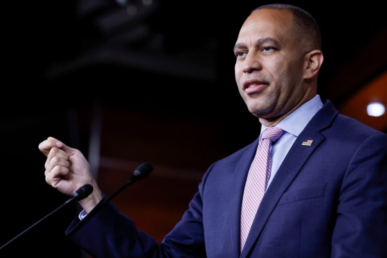 En Israël avec ses collègues démocrates, le représentant Hakeem Jeffries affirme que la législation judiciaire n'affectera pas l'aide américaine