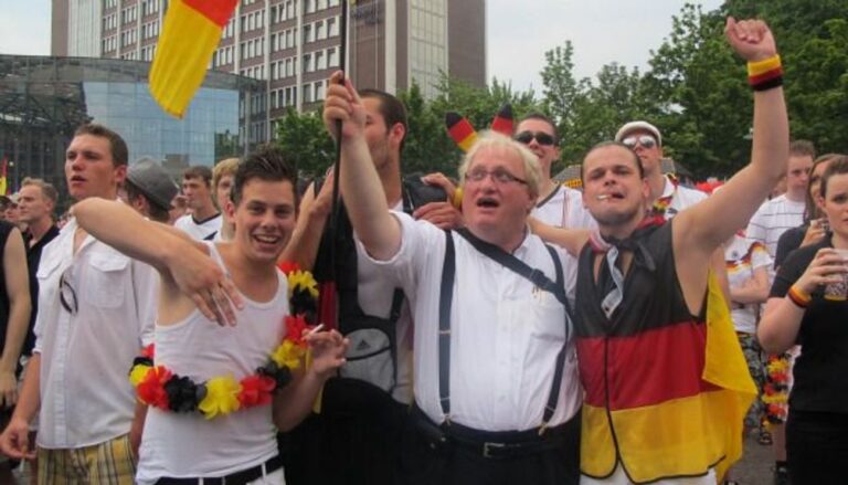 L'écrivain juif Tuvia Tenenbom dans l'eau chaude pour le salut nazi