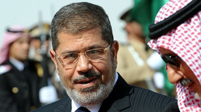 Mohammed Morsi dit maintenant que "certaines forces" contrôlent les médias américains