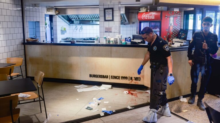 Un Palestinien tire 5 balles au restaurant Maaleh Adumim avant d'être abattu