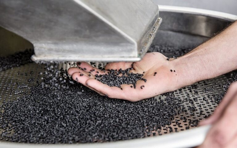 Une start-up de technologies propres qui convertit les déchets en plastique écologique remporte 70 millions de dollars