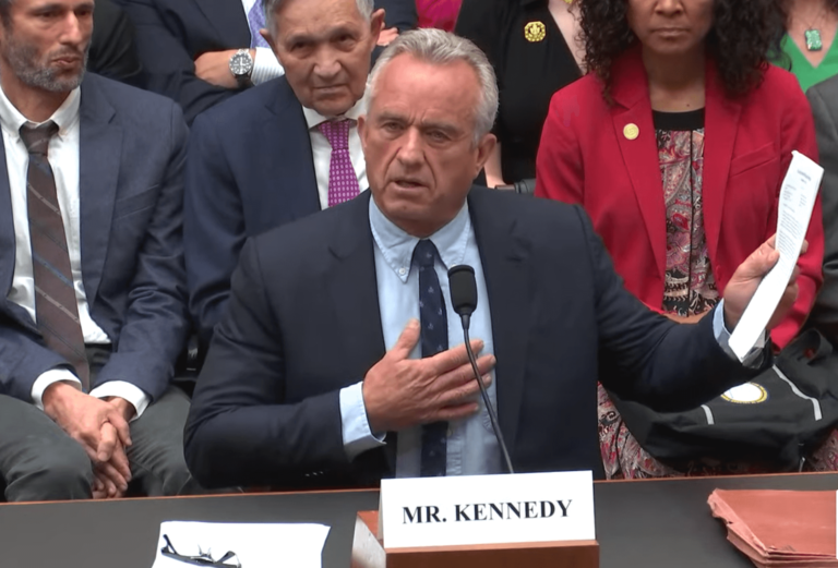 "Je n'ai pas dit ces choses" : RFK Jr. dénonce ceux qui l'accusent de promouvoir la théorie du complot antisémite sur le COVID-19