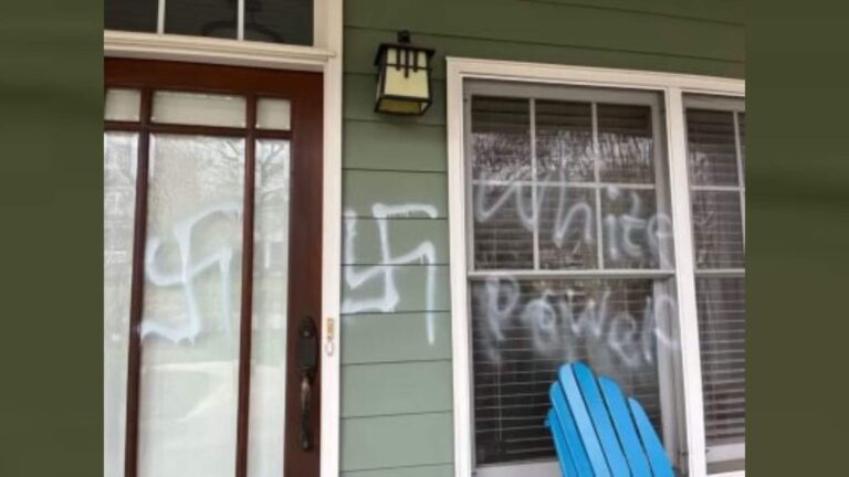 La communauté universitaire de Nashville offre son soutien après que le domicile d'un professeur ait été vandalisé par des graffitis suprémacistes blancs