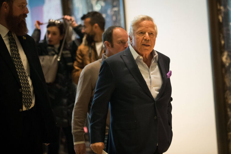 Robert Kraft dépensera 25 millions de dollars pour diffuser des publicités contre l'antisémitisme.  Est-ce la bonne manière de protéger les Juifs ?