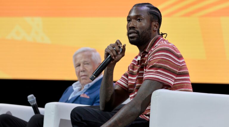 Robert Kraft s'entretient avec le rappeur Meek Mill lors du panel de la NAACP sur l'antisémitisme et le racisme