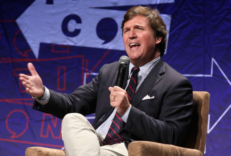 Tucker Carlson lance son programme Twitter en attaquant le président juif d'Ukraine