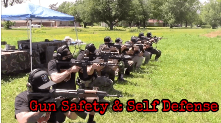 Un groupe néo-nazi du Texas intensifie les discussions sur les armes et la violence sur les réseaux sociaux