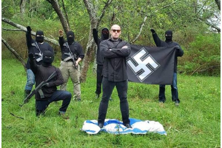 Un néo-nazi construit un complexe dans la campagne du Maine pour sa « Tribu du Sang »