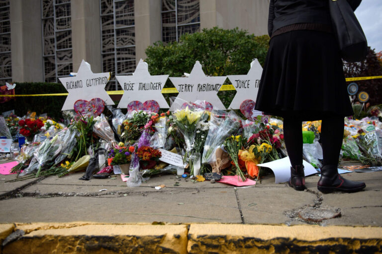 Un suprémaciste blanc arrêté pour avoir menacé les jurés lors du procès de la synagogue de Pittsburgh
