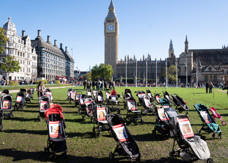 Des poussettes vides à Londres attirent l'attention sur les enfants otages à Gaza alors que les familles se rendent à l'ONU
