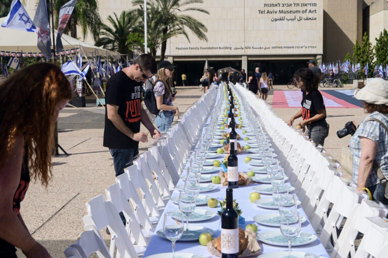 À Tel Aviv et au-delà, des tables de Shabbat vides de 200 places sont dressées pour les otages israéliens