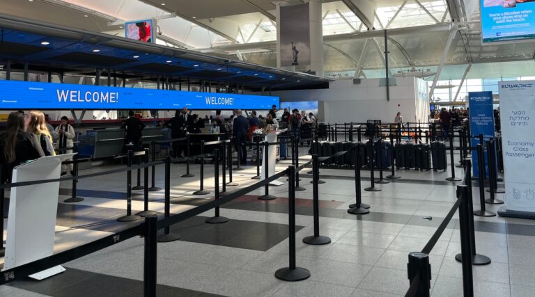 A l'aéroport JFK, ruée anxieuse pour soutenir les troupes alors que les réservistes embarquent sur des vols spéciaux vers Israël