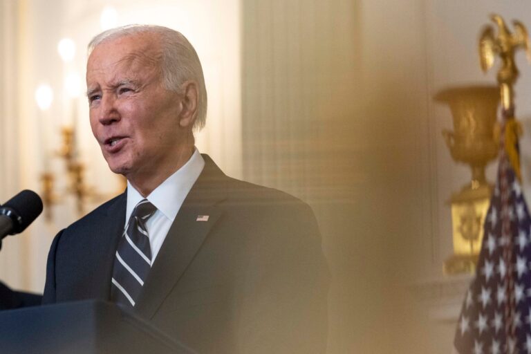 "Ce n'est pas une tragédie lointaine" : Biden drape la Maison Blanche de bleu et blanc alors que le bilan des morts aux États-Unis s'élève à 11