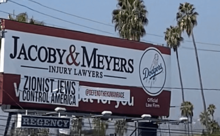 Dans l'une des rues les plus fréquentées de Los Angeles, des vandales placardent des insultes antisémites sur des panneaux publicitaires