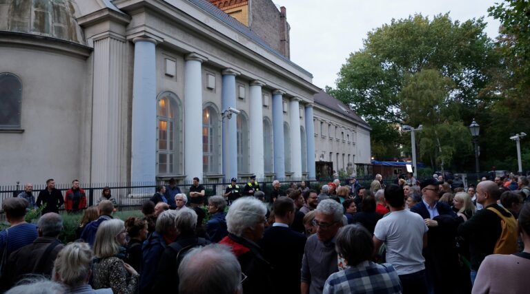 Des centaines d'Allemands forment un "bouclier humain" pour protéger la synagogue alors que les habitants signalent des incidents antisémites